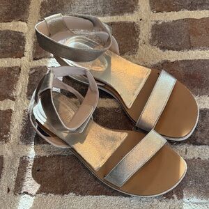 Pelle Moda Gold and Tan Strappy Sandals size 7.5